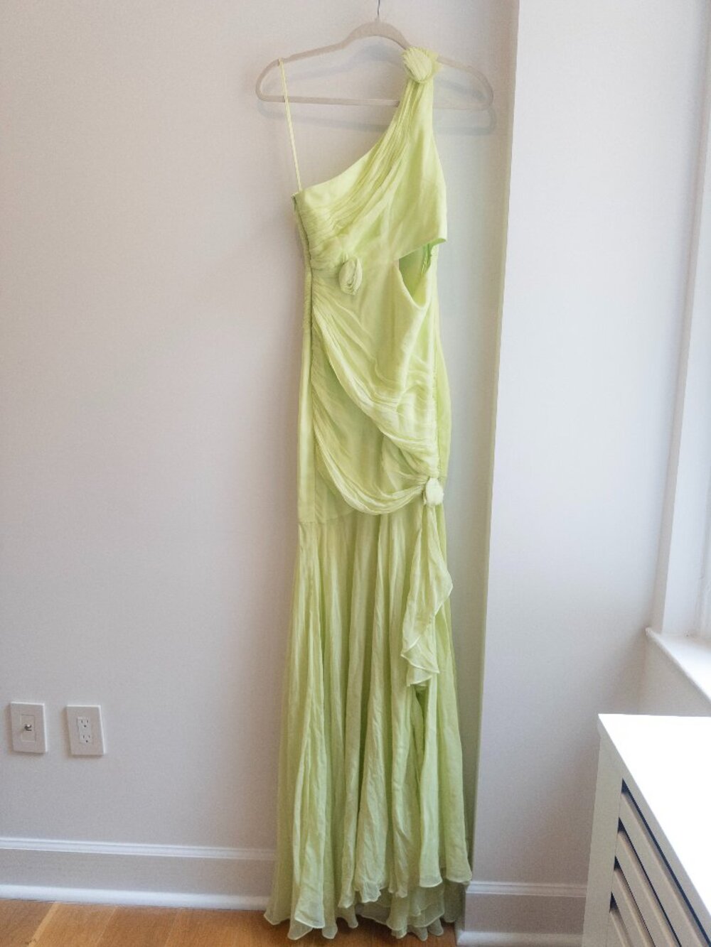 Cinq à Sept Kaleb Pistachio Green One Shoulder Silk Gown in a Size 6 NWT!